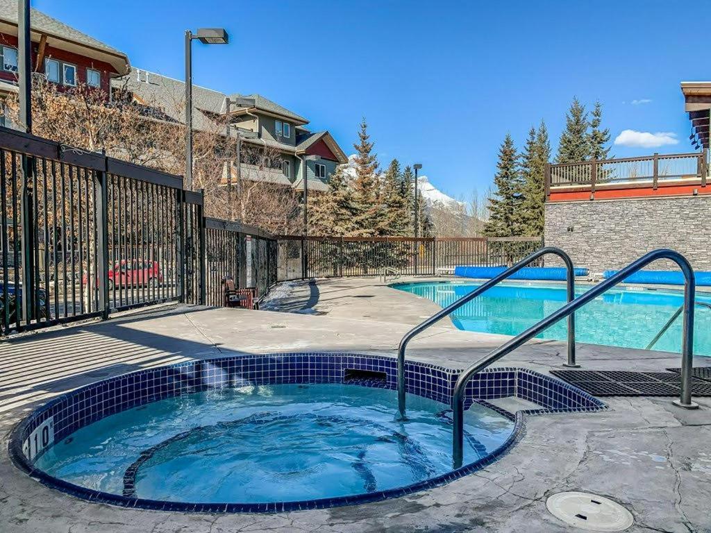 King Bed - Floor Grizzly Canmore