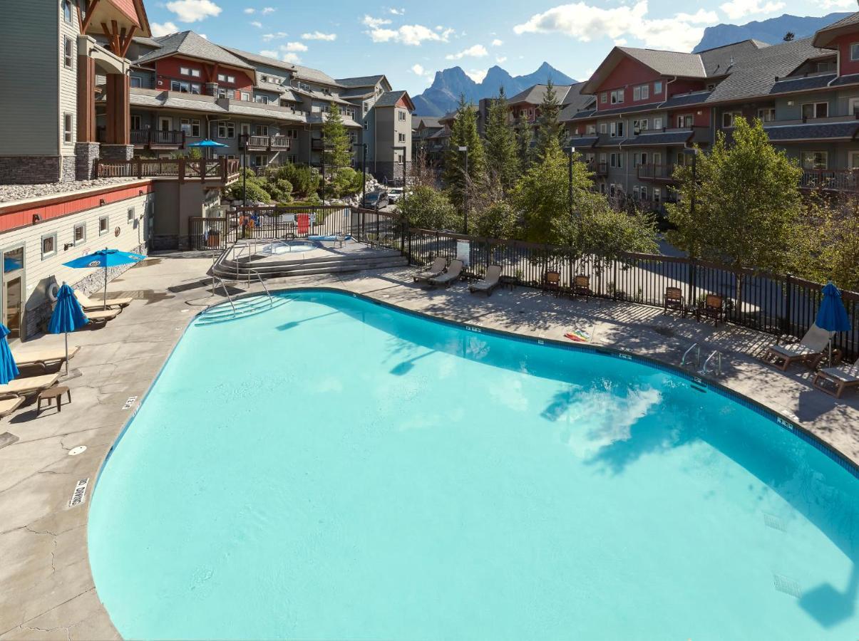 King Bed - Floor Grizzly Apartment Canmore