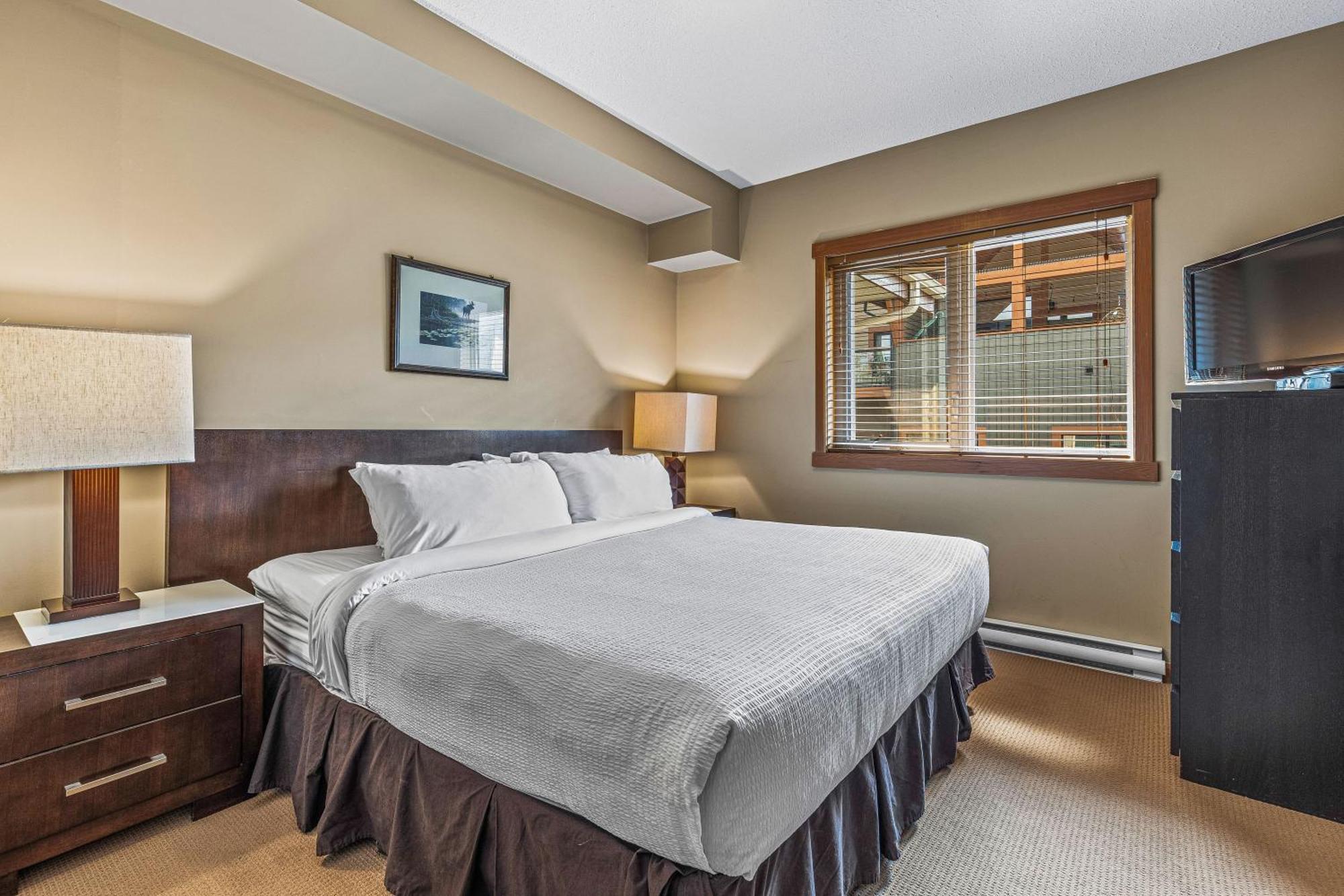 King Bed - Floor Grizzly Canmore
