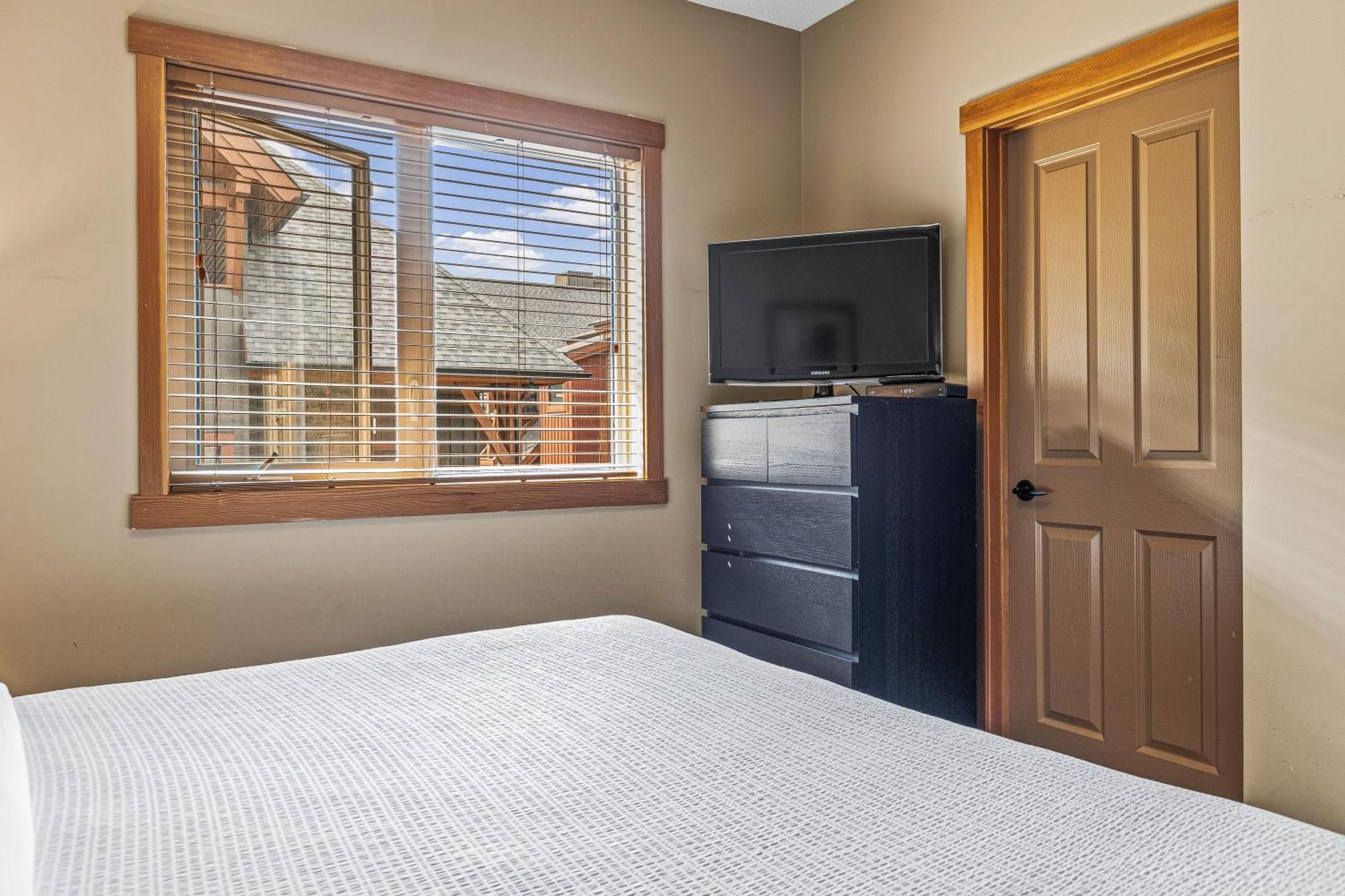 King Bed - Floor Grizzly Canmore